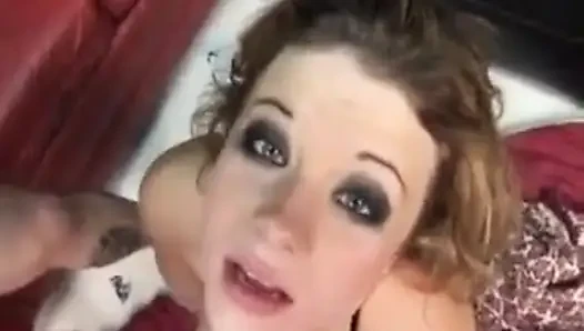 Cewek sange rambut pirang lagi asik nyepong kontol besar pria kulit hitam sampai dicrot di muka