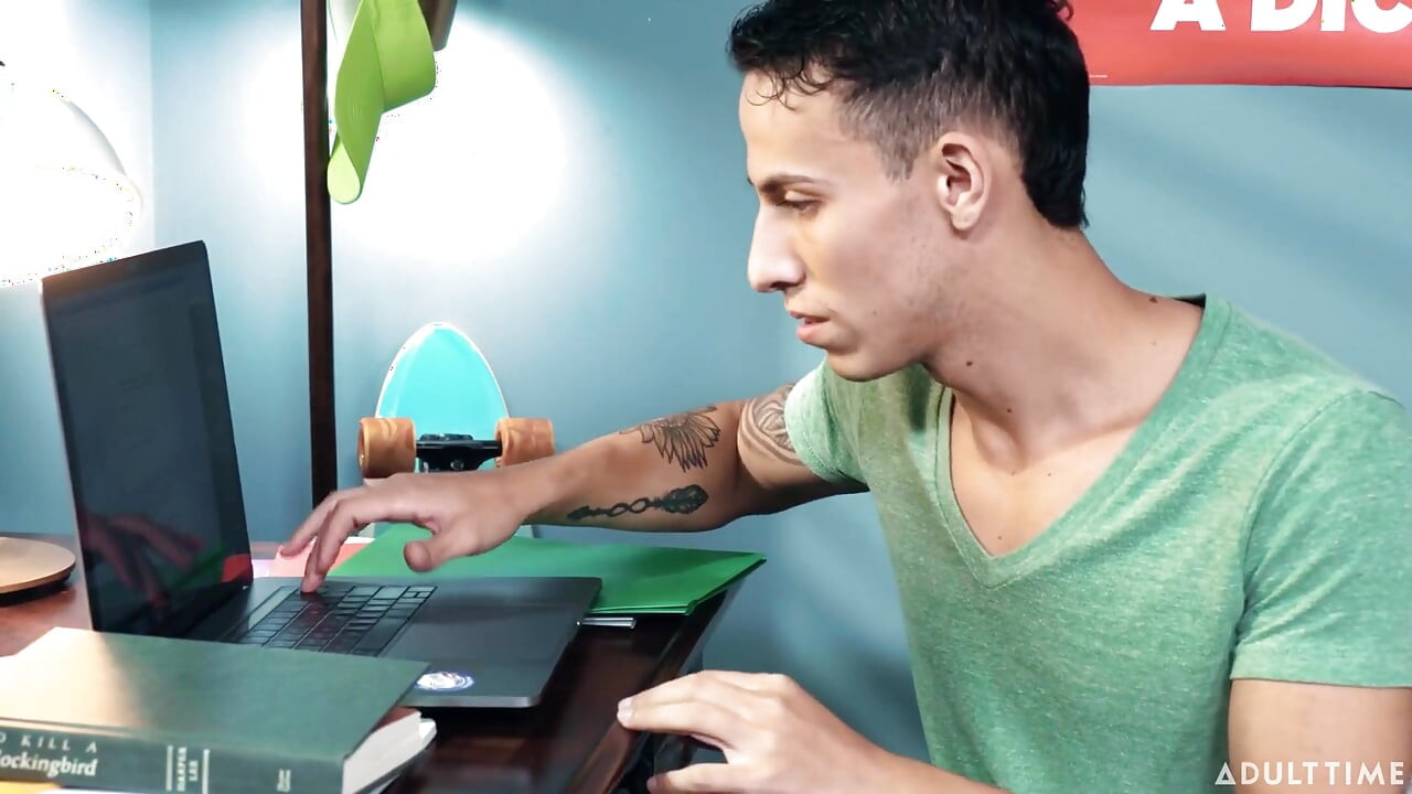 Heteroflexible - twinks Trevor Harris ve Des Irez'in çalışma arkadaşı tutkulu sert sikişe dönüşüyor