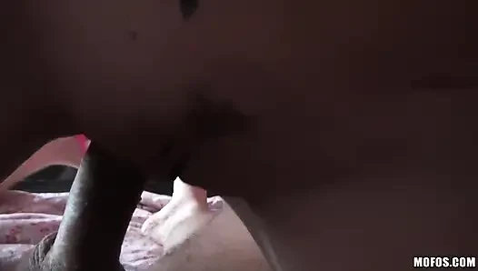 O kızı tanıyorum - Dahlia Sky ve Brittney Banxxx bir yarağı paylaşıyor ve eğlenmek için filme alıyor