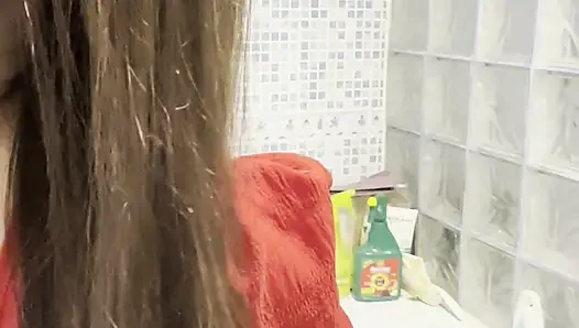 Banyoda tek başıma oyuncağımla oynuyorum