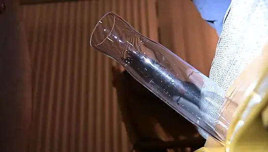 Vakumlu yarak emiyor ve erkeklerin yarağının içine boşalıyor