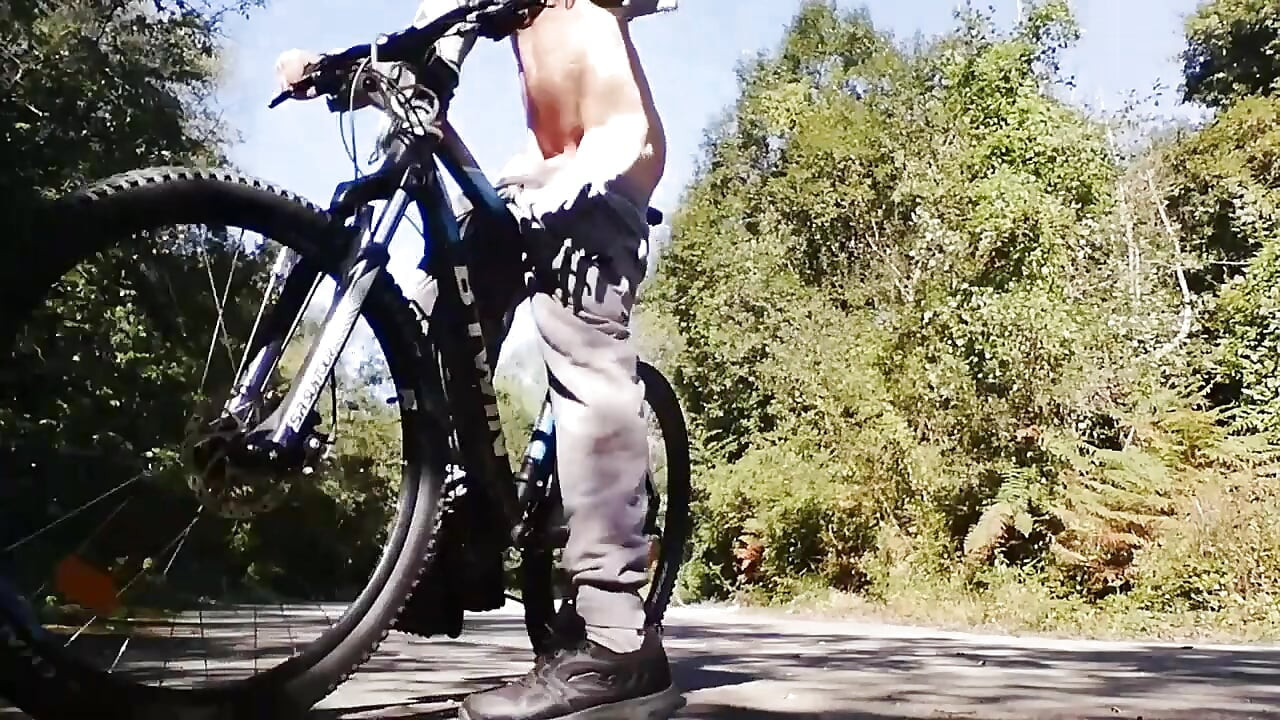 Mladić se igra sa biciklom sa dildom u dupetu