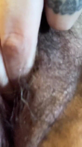 Zadivljujući trenutak iz "Close up FTM Arbryn Phoenyx solo masturbira do orgazma"