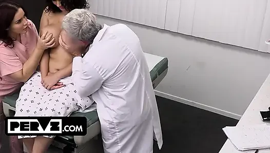 İri göğüslü minyon Natasha Nice ve Crystal Chase sapık doktordan özel muamele alıyor
