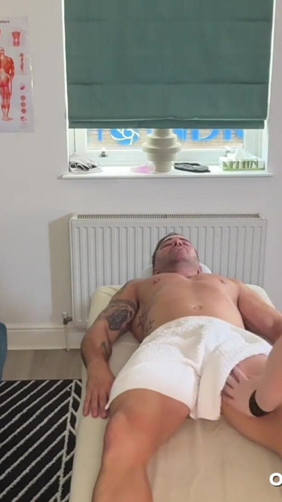 Un mec de la construction musculaire s’excite pendant un massage avec un nouveau masseur | Clip 1