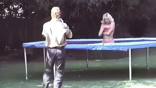 Si cewek nakal starlet 90-an seks anal & 4 crot di muka nicole london