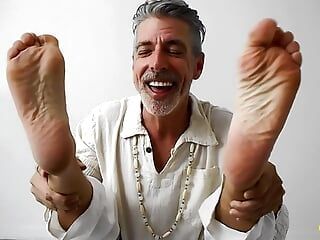 DILF Richard lennox在瑜伽课上炫耀他的脚
