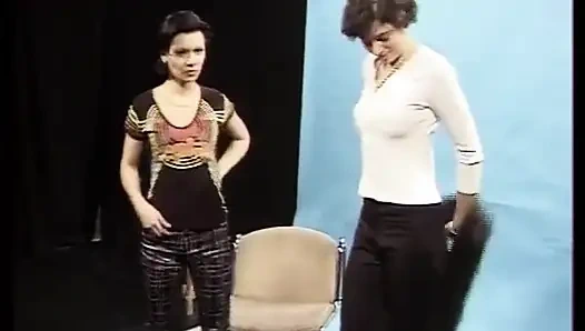 Эти два немецких тинка здесь, чтобы сосать член в тройничке в любительском видео