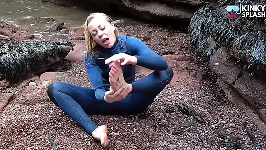 Сосущая шлюшка в гидрокостюме и пацах