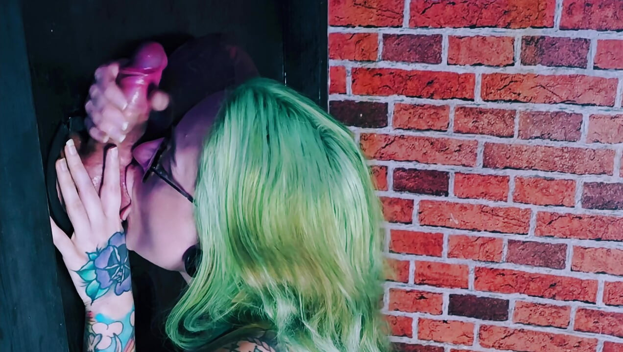 Sisanje debelog kurca na gloryhole-u