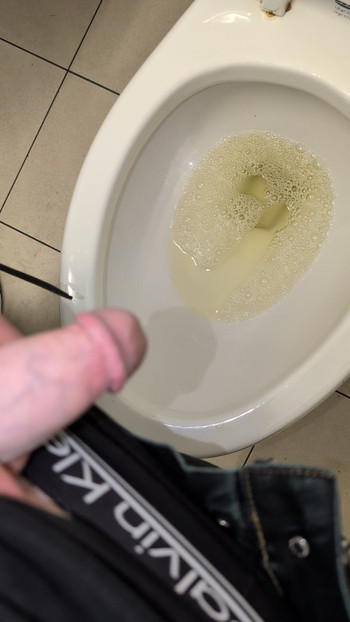 Pišanje u javnom WC-u u trgovini