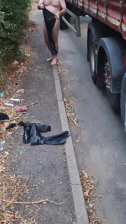 Pik vergrendeld mietje zuigend dildo buitenshuis