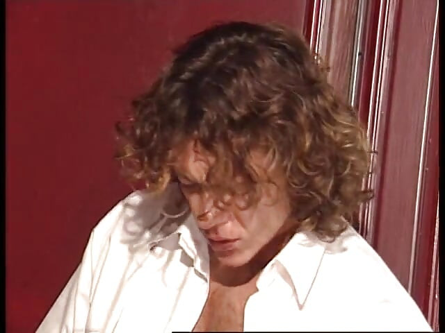 दो मस्त लड़कियों के साथ तीन लोगों वाली चुदाई एक दूसरे की चूत चाट रही है