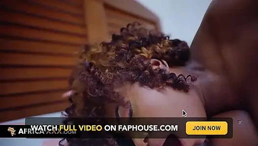Cewek semok afrika ini lagi asik muasin memeknya pakai dildo baru