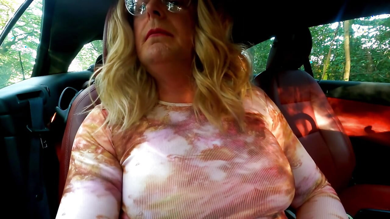 แต่งตัวข้ามเพศ Kellycd2022 เพื่อขับรถลงถนน