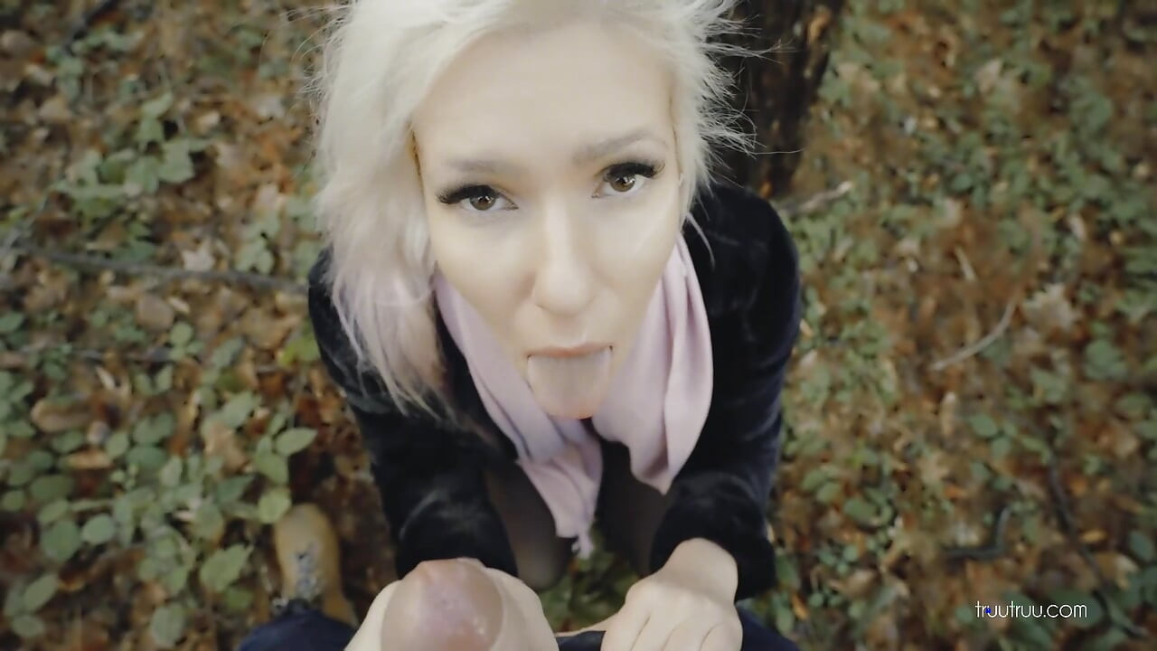 Risicovolle openbare neukpartij tijdens de wandeling met een willekeurige man van Tinder