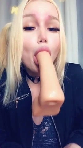 conne de blonde avale son gode