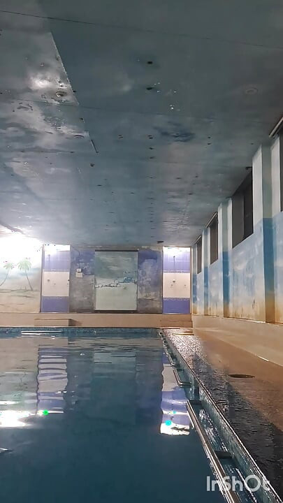 Lelaki Mallu India bogel di kolam renang