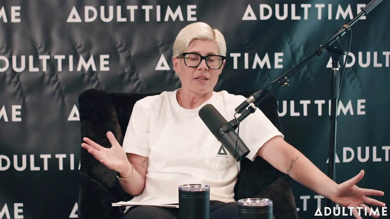 Avery Black transando a seco, verdadeiro crime e dirigindo milho vr | o podcast Adult Time