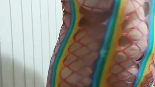 Ibu tiri menunjukkan pakaian yang akan dia kenakan ke karnaval jalanan, bagaimana menurutmu?