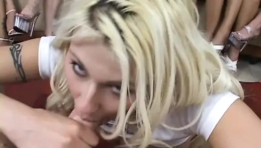 Минет-вечеринка в студенческом общежитии, горячие 20-летняя шлюшки безумно сосут член