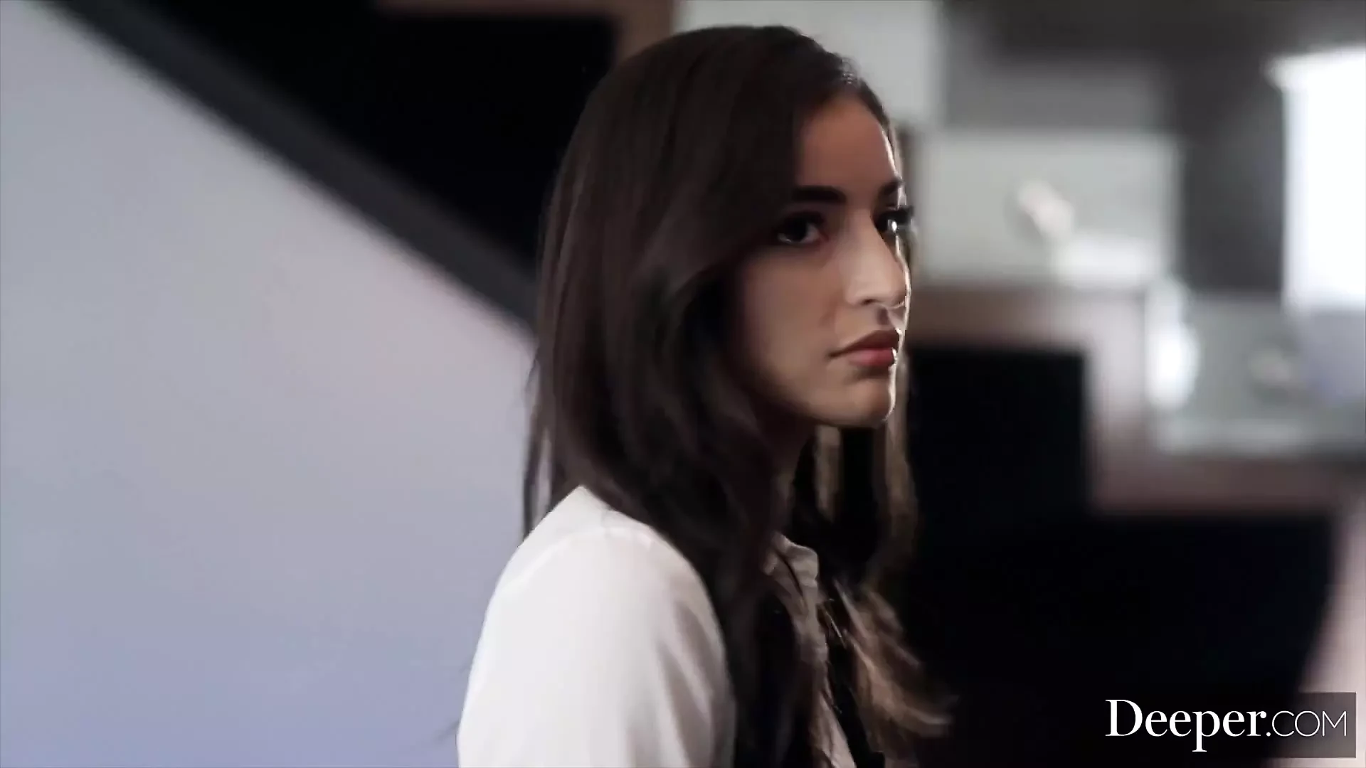 Mélyebb. Starlet Emily barátja megbánja, hogy felszarvazták