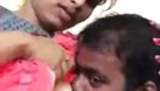Indische vrouw laat haar man haar borsten zuigen