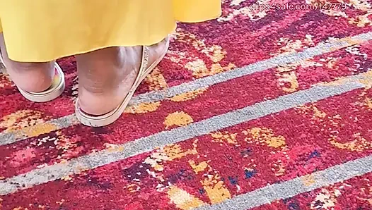 Üvey annemin seyahat erkek arkadaşının büyük sulu etli ayakları var