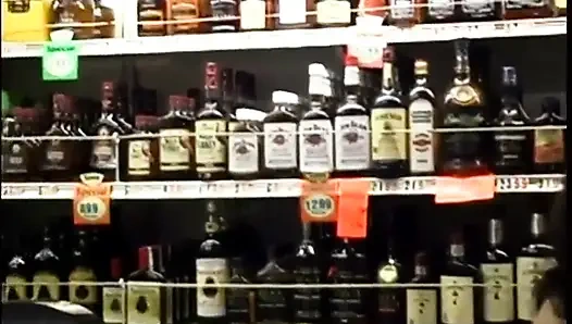 Güzel sarışın fussy pazarda büyük yarak emiyor