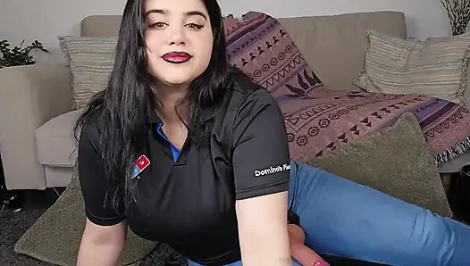 Kurye kız evine taşınıyor ve sana aşağılayıcı görevler yapıyor