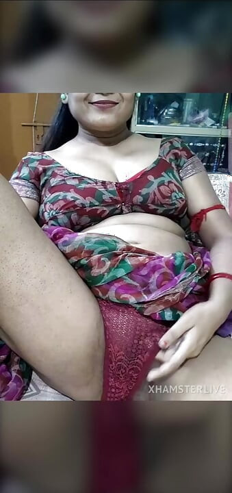 Sister-in-law sat on the chair and rubbed her black pussy in red tights and removed all the water