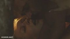 'द एज' से यूलिया पेरसिल्ड के साथ फर्श पर सेक्स