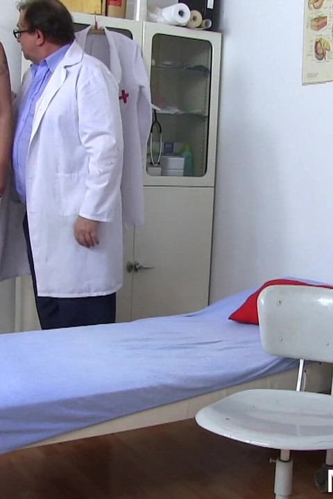 Mature gyno  - kinky gynecologist records his mature chubby female patient on a cam