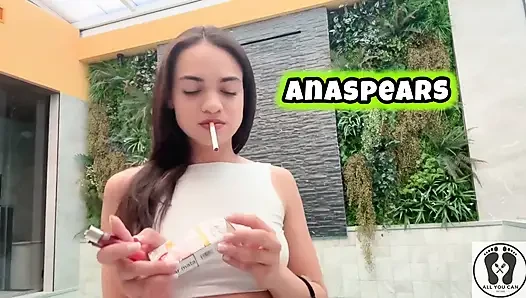 Ateşli sigara içen kız esmer tanrıça sigara içiyor