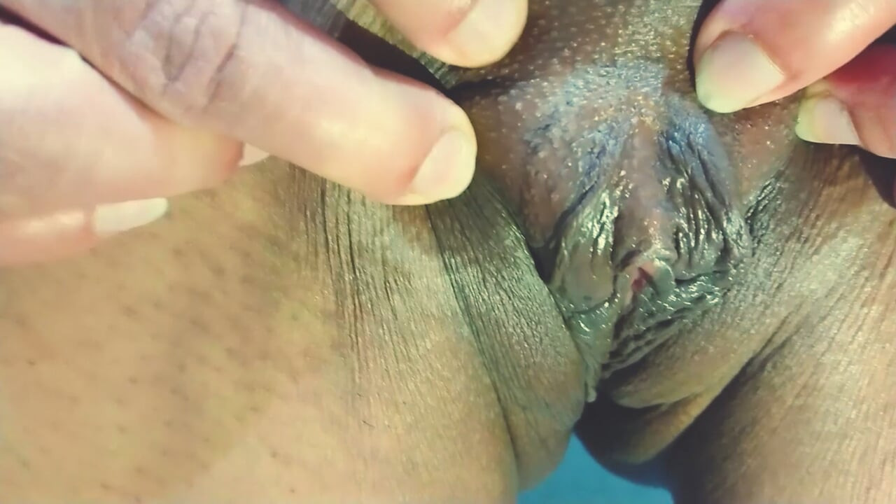 Wyld Yasmin น้ําหีแตกช่วยตัวเองและน้ําหีแตกในห้องอาบน้ําก่อนโดนเย็ด