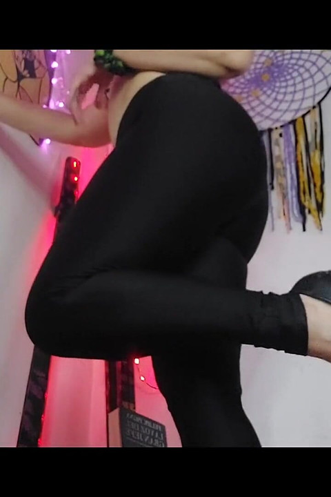 ShyyFxx rubs and pops balloons with her ass!