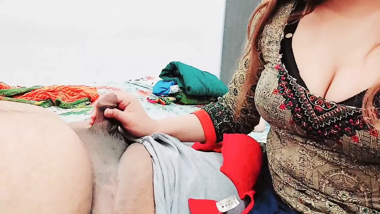 德西妈妈发现继子在她的胸罩内裤上自慰，而不是用清晰的印地语声音帮助他射精 浪漫