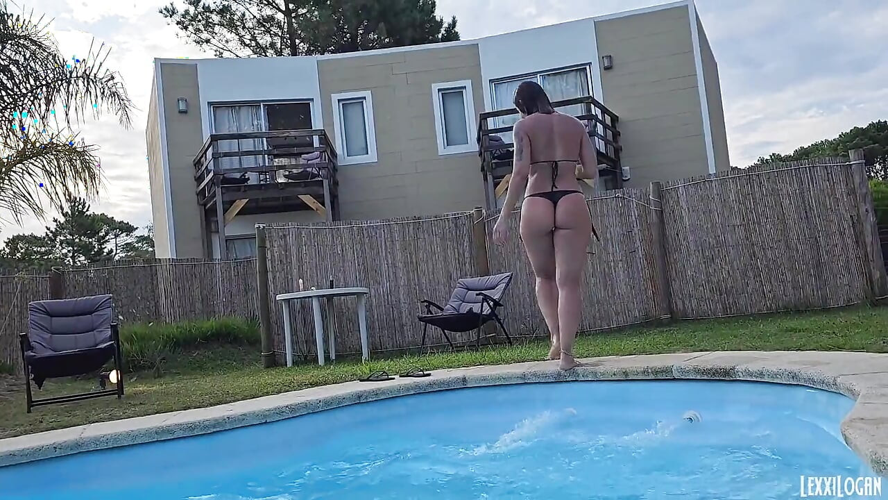 Um Estranho Sexy Na Piscina Me Pediu Para Filmá-la... Ela Me Agradeceu Com Sexo