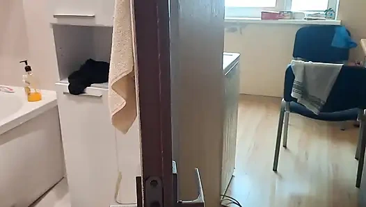 Ngeliat adik tiriku yang masih remaja lagi asik coli