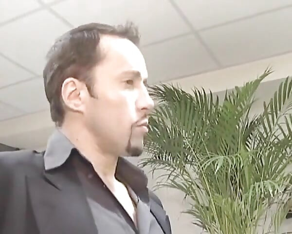 21 anos, secretária fodida anal da França martelada no escritório