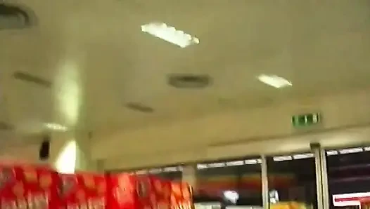 Petualangan tante sange ini lagi asik muasin memeknya pakai dildo ukuran XL di jalan raya