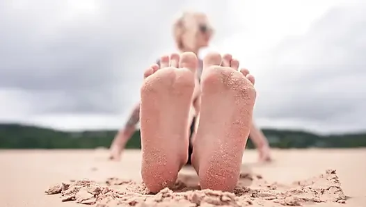 Verehre meine füße am öffentlichen strand und hol meine erlaubnis, zu kommen