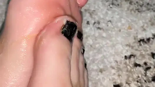 Играю с моими ступнями с маслом для тела и сливками