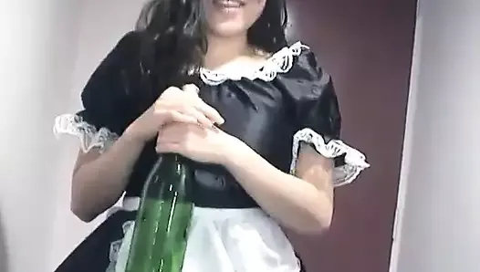 Azjatycka nastolatka rucha swoją cipkę butelką szampana