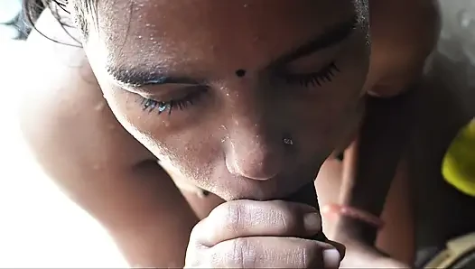 Meri girlfriend kapde nahi hai  aur main nahane ja raha tha