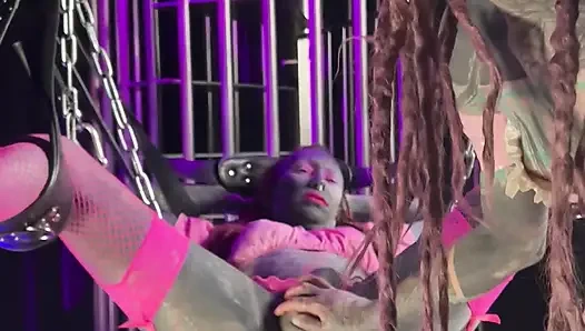 Gotik mürekkep kraliçesi büyük takma yarakla anal deliği parçalıyor