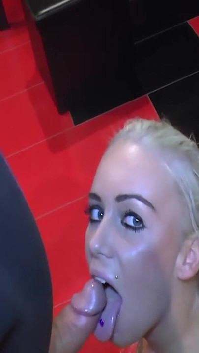 Nezapomenutelný okamžik z "Blonďatá angel je totálně ošukaná a pošukaná spermatem na německé gangbang párty."