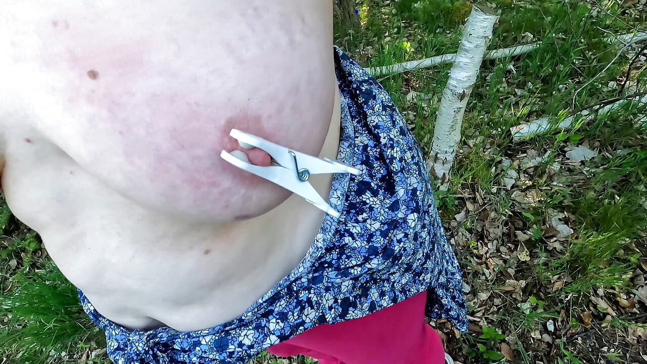 Tormento de tetas enquanto caminha