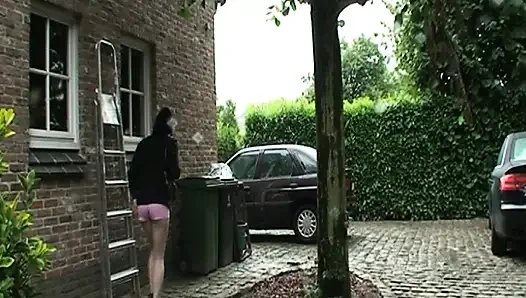 Yaşlı dede torununu sikiyor ve sonra nine ve arkadaşı ona katılıyor