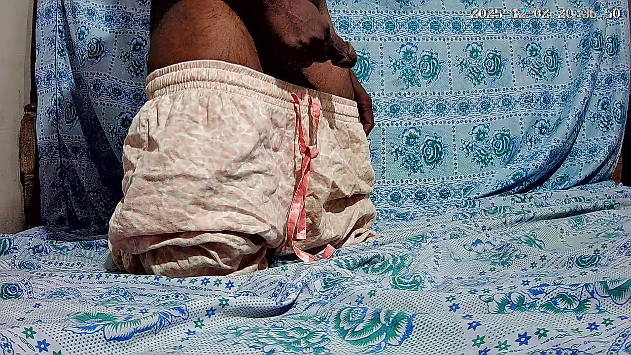 Dečak sa velikim patkom drka u sobi 2876